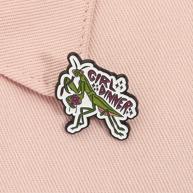 Beten Mantis Mädchen Abendessen Feminismus Brosche Emaille Pins Lustige feministische Power Broschen Kragen Revers Abzeichen Schmuck Geschenk für Freunde – Detail 7