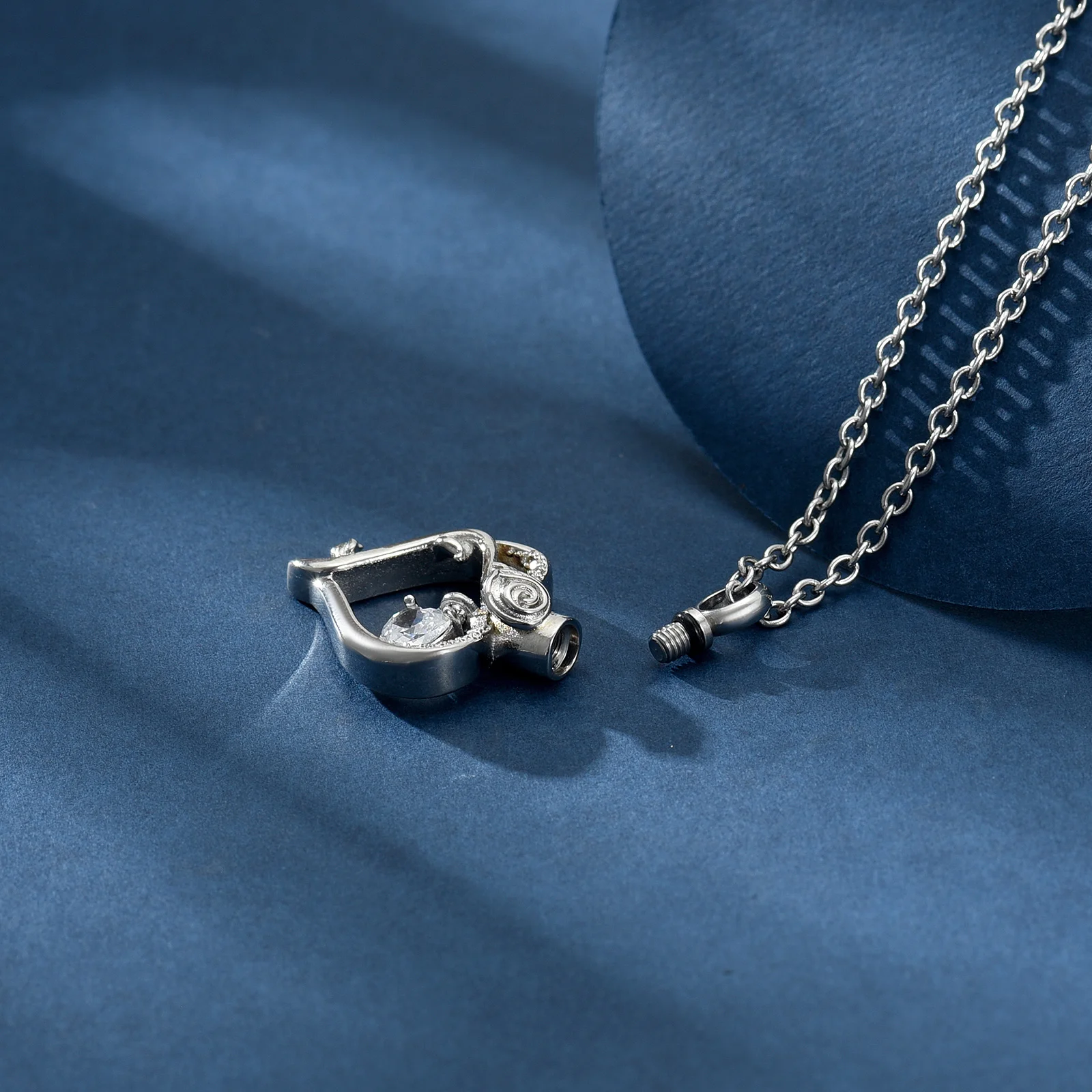 Cremation Ashes Jewelry Hollow Heart With Crystal Pendant Urns Necklace Elegant Girl Gift Memorial Keepsake Stainless Steel