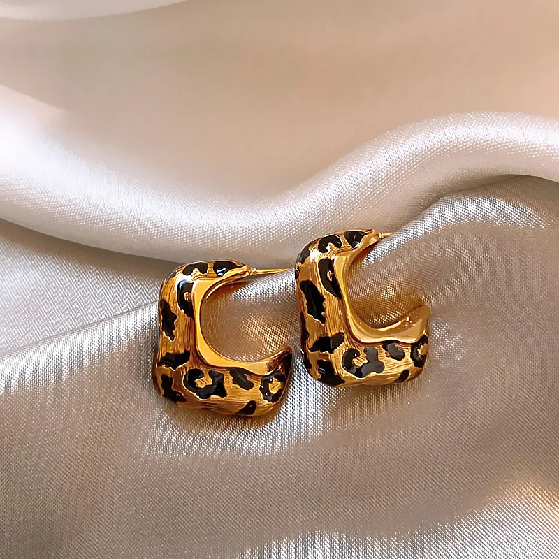 Goldfarbene C-förmige Ohrringe aus Metall mit Leopardenmuster für Herbst und Winter 2025, Schmuck für Damen, Weihnachtsmode-Accessoires – Detail 7