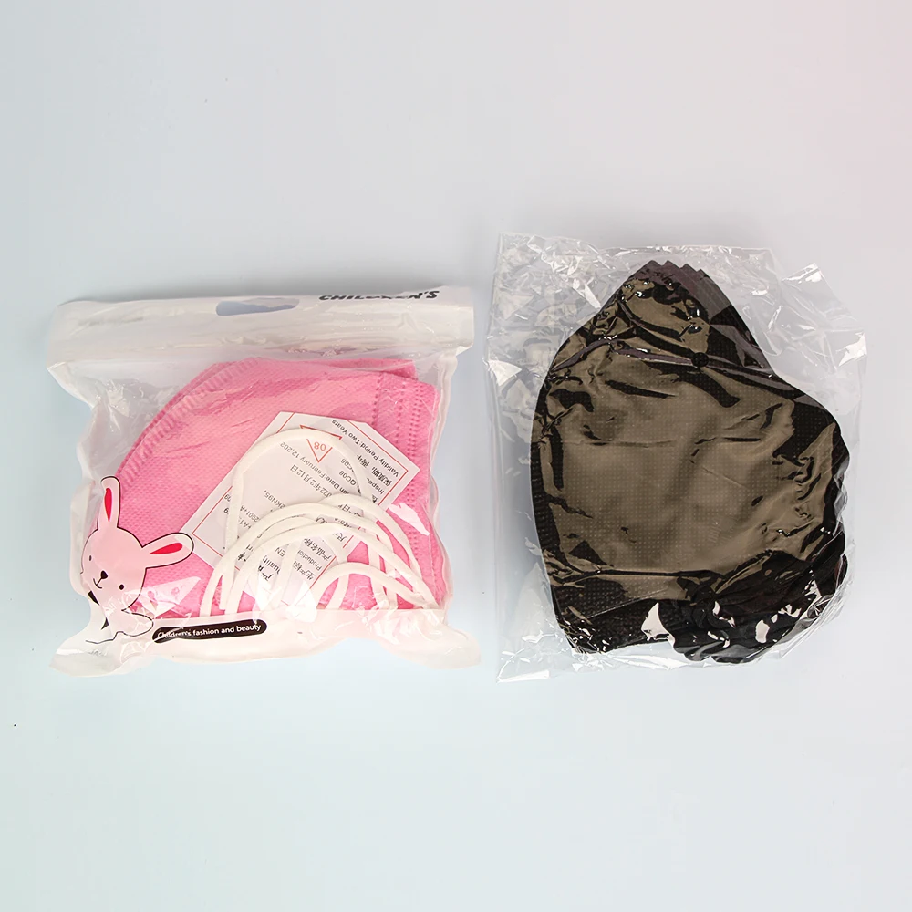 Enfant portant un masque FFP2 vert, ajusté au visage, protection respiratoire, lot couleurs disponibles pour acheter.