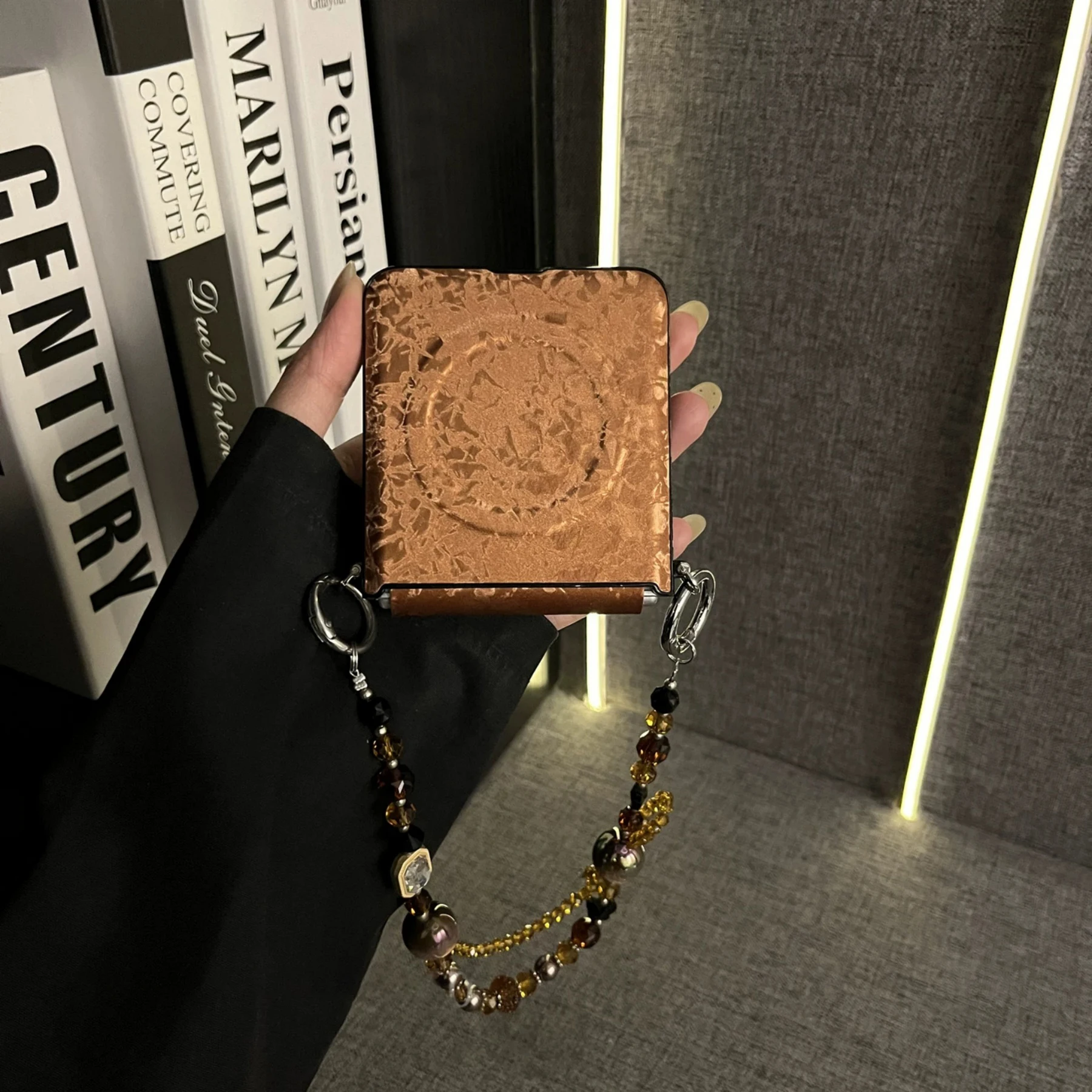 Retro Luxury Magnetic Shell Pattern Case with Beaded Bracelet Chain Back Cover