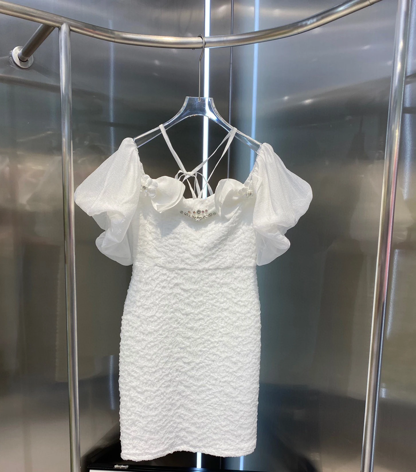 

2023Summer new product temperament white bubble sleeve diamond-encrusted dress