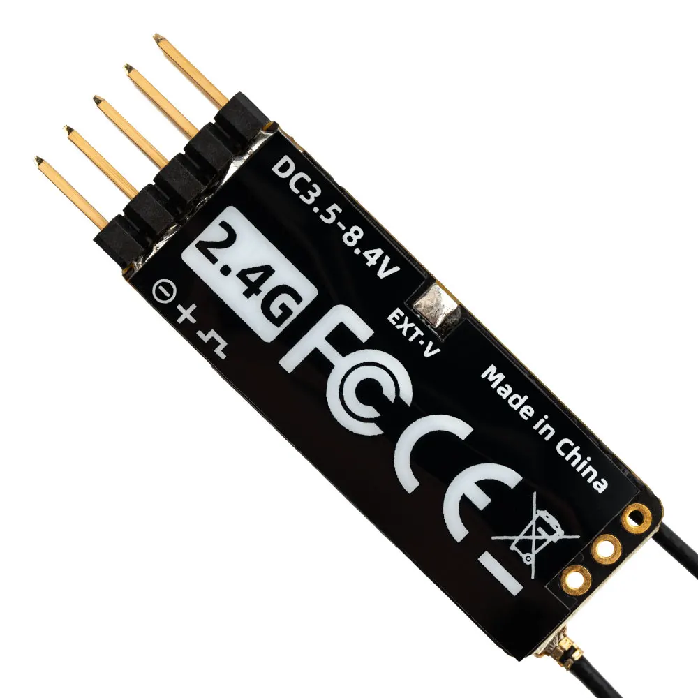 Installation du récepteur RadioMaster ER6G/ER6GV ExpressLRS dans un planeur RC, avec câbles branchés.