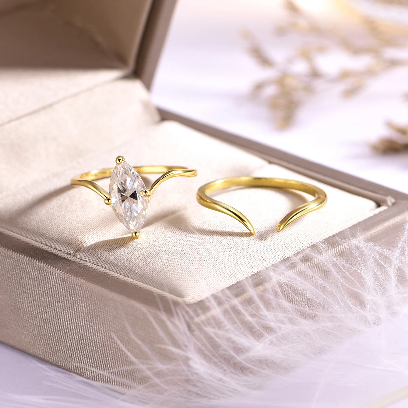 Bague Ancienne Marquise en Deux Tons d'Or, Saphir et Diamants