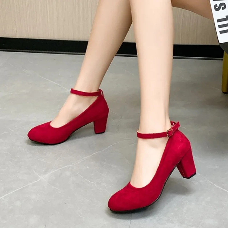 

Женские туфли на высоком каблуке с круглым носком, новинка 2024, привлекательные модные Универсальные женские туфли на толстом каблуке с одной пуговицей для работы