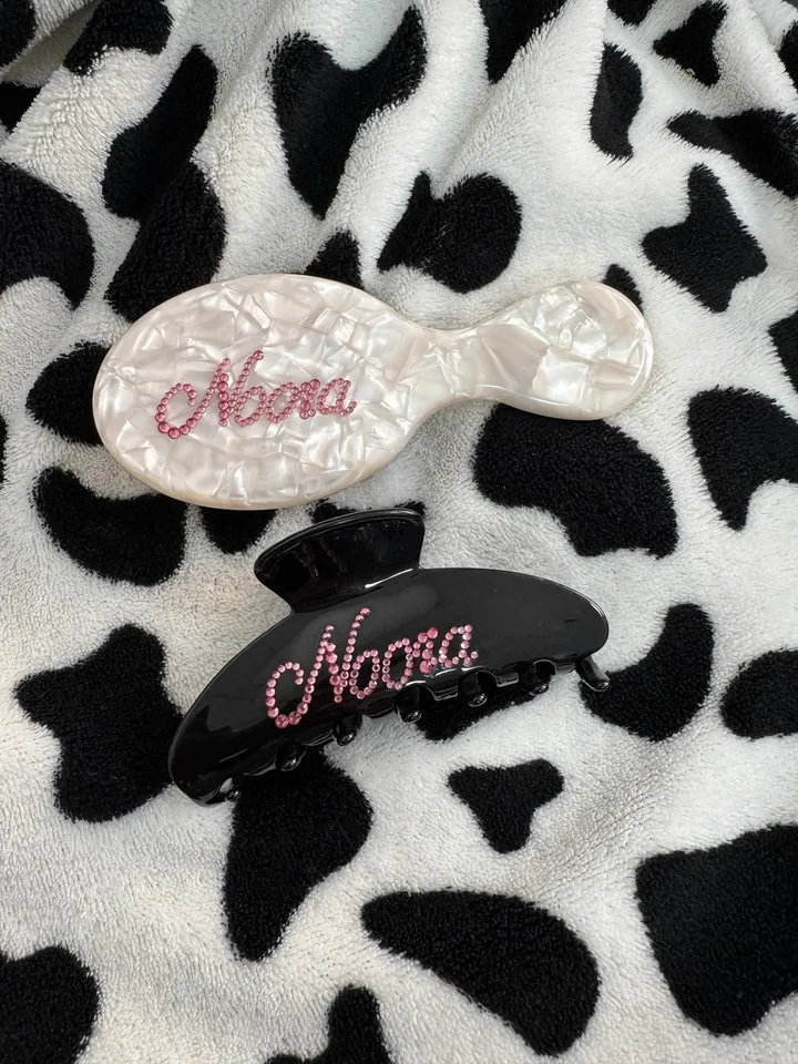 Modische, personalisierte Haarbürste mit Strassbuchstaben, Namensaufdruck aus Acetat, Geburtstagsgeschenk für Frauen und Mädchen 2024_voghion.com