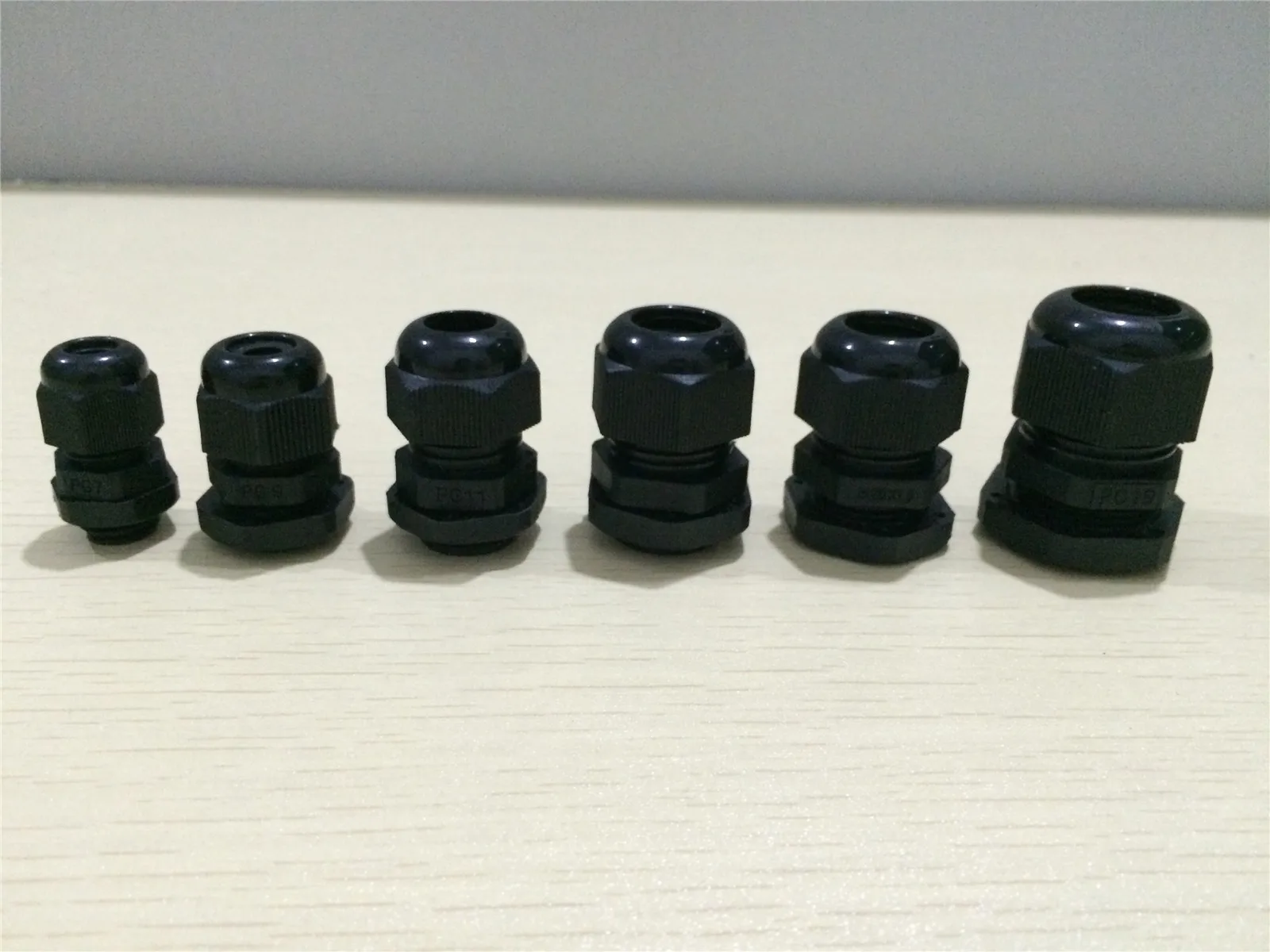 25-100PCS PG7 PG9 PG11 PG13.5 PG16 PG19 PG21 PG25 Black Waterproof Cable Gland Wire Connector For Cable Ranges From 3.5-22mm