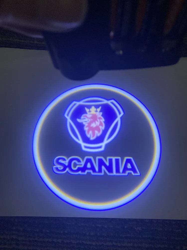 2 szt. Bezprzewodowe światła projektor na drzwi samochodu LED Logo ozdoby lampy powitalne dla SCANIA 9-3 93 9-5 9 3 9000 SERIE G P S Series