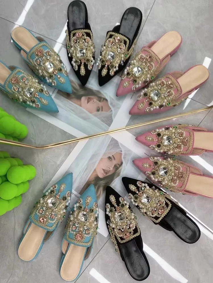 Zapatillas de punta puntiaguda con bordado de piedras preciosas