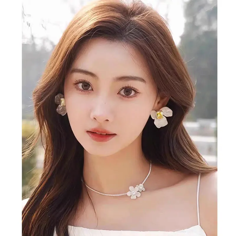 Biały płatek upuszczony kwiat Charm kolczyki sztyfty dla kobiet dziewczyna francuski Ins Vintage moda koreański ślub prezent romantyczna biżuteria