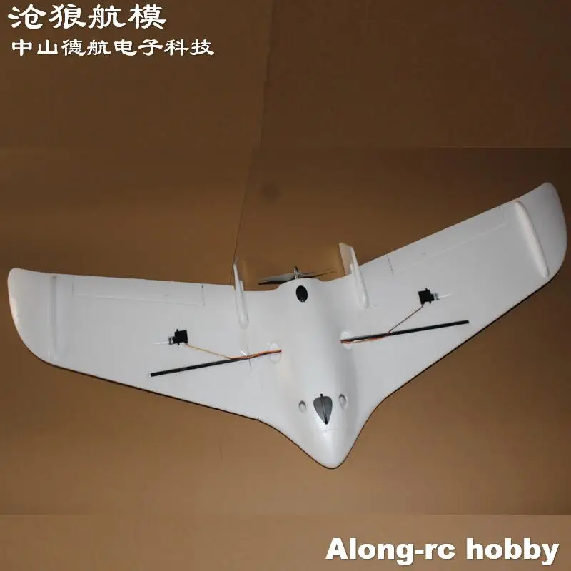 Avion RC C1 Chaser 1200mm EPO aile volante FPV, composants du kit déballés sur une table