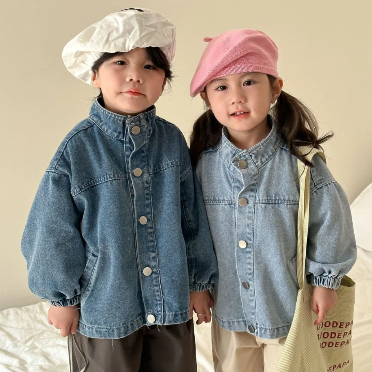 

Джинсовая куртка для мальчиков и девочек, повседневная однотонная хлопковая куртка с отложным воротником, свободная кофта, весна 2024