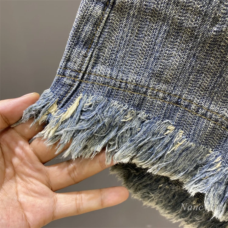 Рисунок 4 - Потертые модные джинсовые шорты для женщин