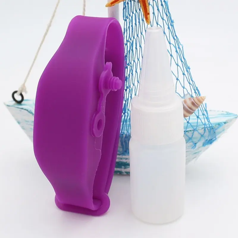 Gel hydroalcoolique 70ml, 450ml et 650ml en flacons prune, rouge et bleu, solution hydroalcoolique pour les mains.