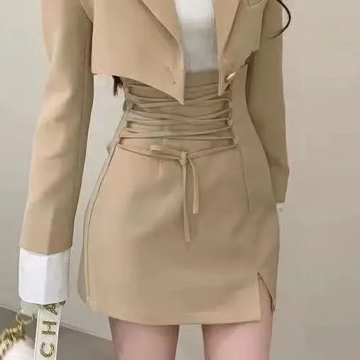 Fashionable Short Suit for Women in Early Autumn 2024 New Waist Collection Niche Design, Spicy Girl Short Skirt 2-piece Set