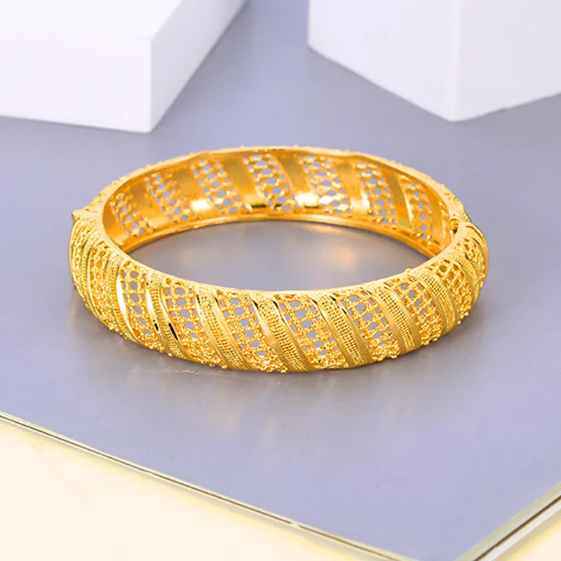 

Hollow Women Bangle Buckle Bangle Exqusitive18k Yellow Gold Filled Lady Girlfriend Wedding Party Jewelry Gift Dia 60mm