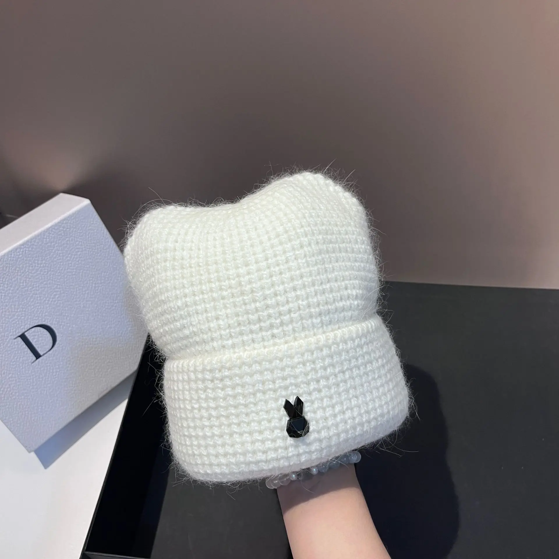 Autunno e inverno nuovo cappello lavorato a maglia in pelliccia di coniglio scozzese moda orecchie di coniglio carino caldo morbido cappello di lana glutinosa da donna
_voghion.com