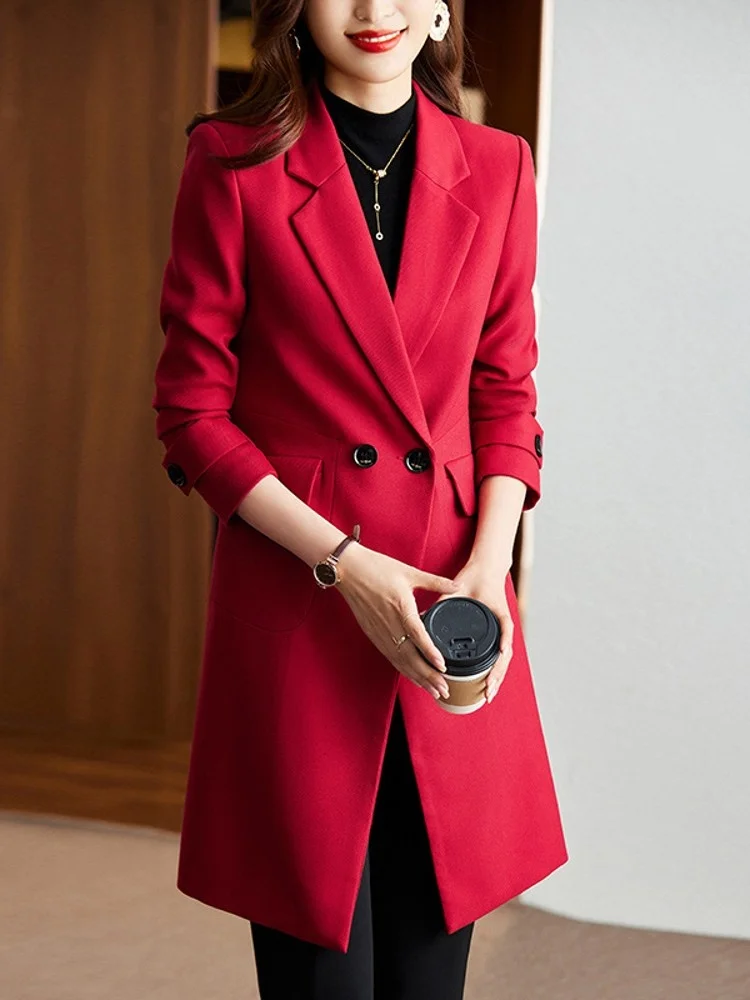 Рисунок 5 - Женский офисный костюм с двубортным рядом пуговиц