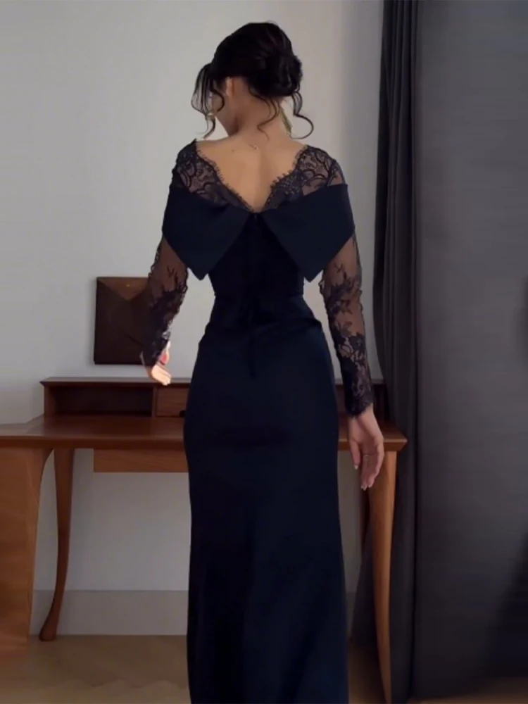 فستان بني طويل بتفاصيل دانتيل وظهر مفتوح