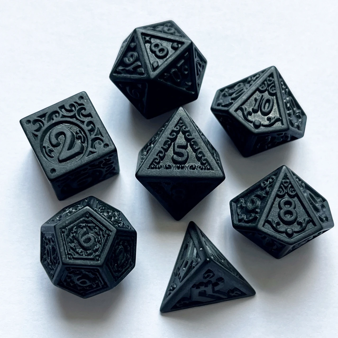 7 Pcs Kit of Polyhedral 20 Face Carved Vintage Retro Pattern DIY Color Number Dice Set D4 D6 D8 D10 D% D12 D20 for DND TRPG Game