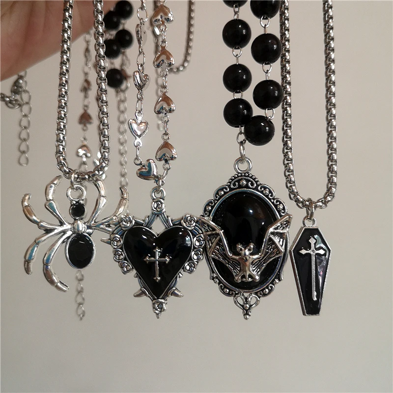Gothic Fledermauskreuz-Anhänger mit dunklem Dornenherz und schwarzer Perlenkette, personalisierter Y2K-Halloween-Charm, Grunge-Schmuckgeschenk_voghion.com