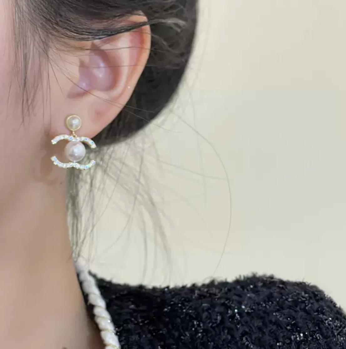 Luxury 2025 new ear studs stylish pearl simple earrings with a chic, high-class feel for women's earrings 6