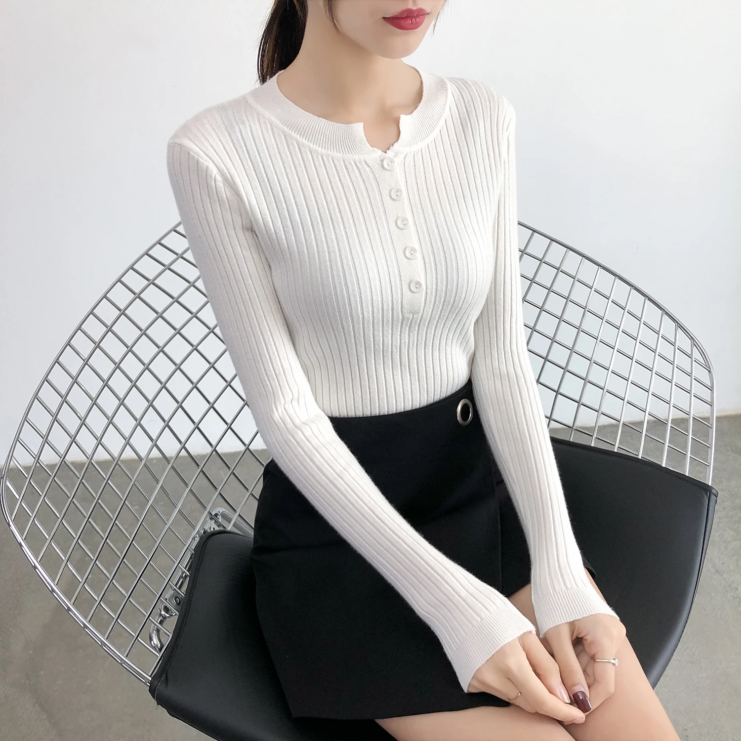 

2023 Autumn/Winter New Low Round Neck Knit Underlay Shirt Slim Fit Short Thin Sweater Button Top Inner Layer Outer Wear