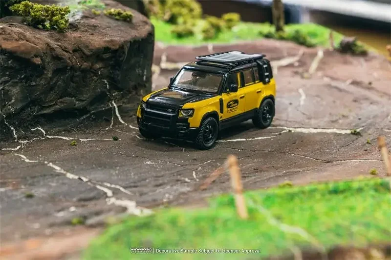 Tarmac Works 1:64 Land Rover Defender 110 Trophy Edition Black Yellow Diecast Model Car
