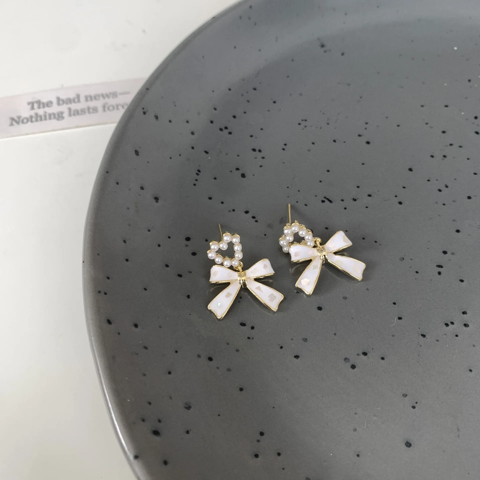 2022 New Simple Enamel White Bow Ear Clip on Earrings Female Fashion Sweet Pearl Heart Clip Earrings Without Piercing for Women 2