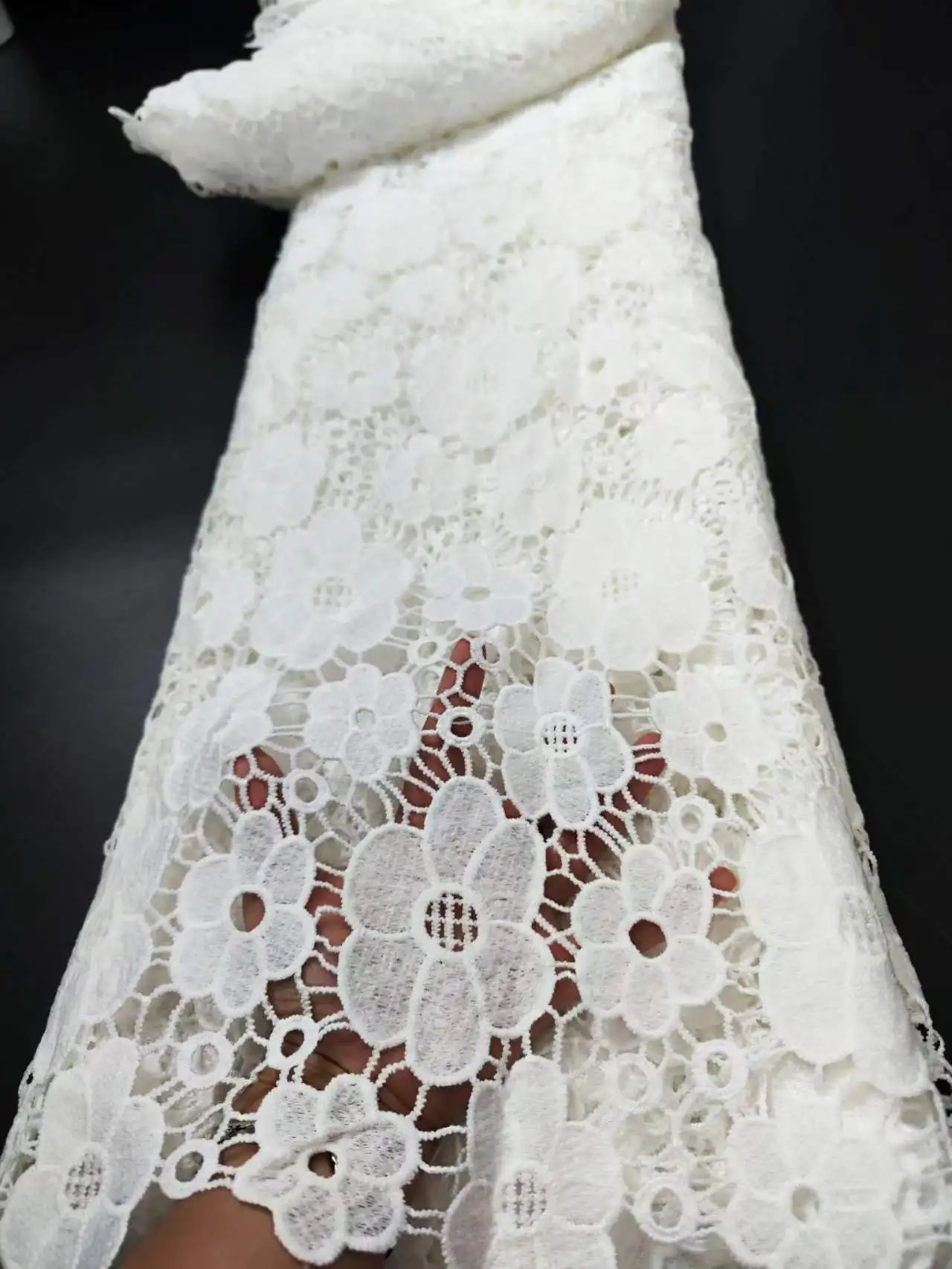 

Белая нигерийская молочная шелковая гипюровая кружевная ткань 2023 Высококачественная африканская Водорастворимая кружевная ткань для фотоплатья PJFT2310A