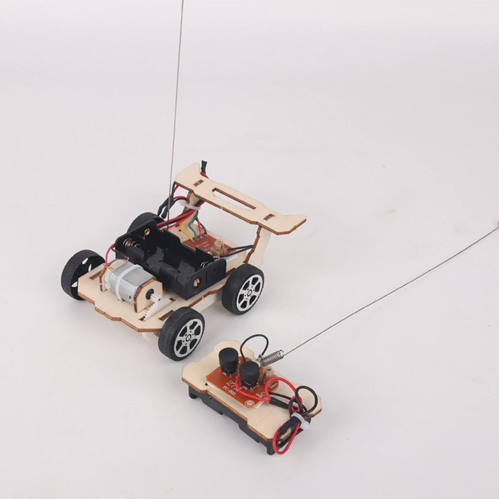 Pneus de voiture RC 1/10 en caoutchouc rouge, alignés avec les autres couleurs du lot.