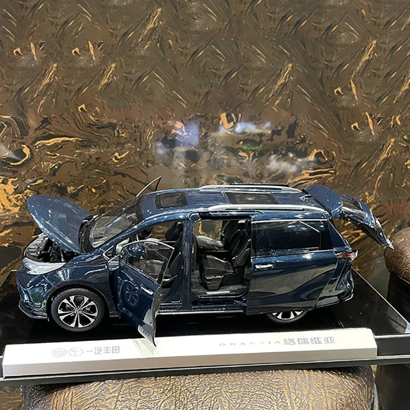 Die Cast 1/18 Scale FAW Toyota Grevia MPV GRANVIA Commercial