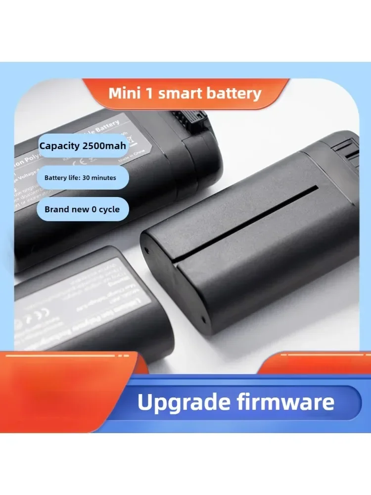Batterie pour drone Mini 1 insérée dans le compartiment, autonomie améliorée.