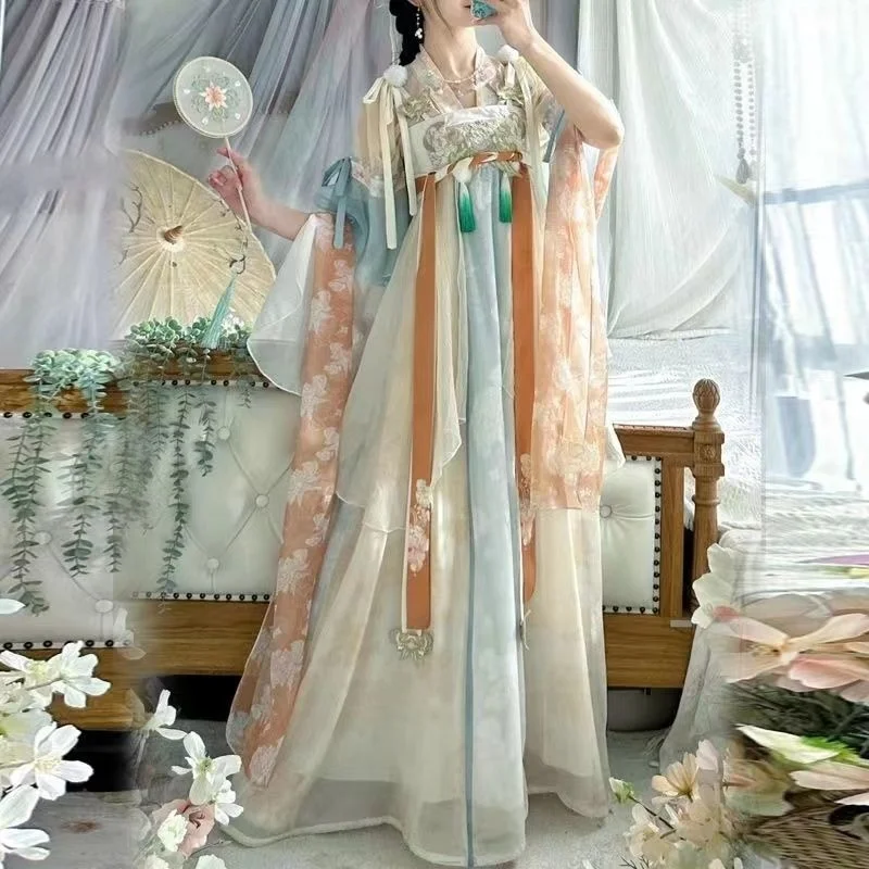 

Women in Hanfu[kite]Embroidered Han element Tang style chest length shirt with torn skirt embroidered and printed spring/summer