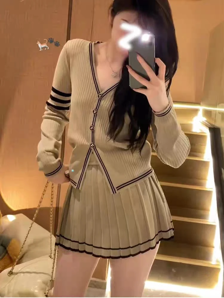 

Осенний вязаный кардиган в полоску с V-образным вырезом и длинным рукавом + плиссированная юбка с высокой талией