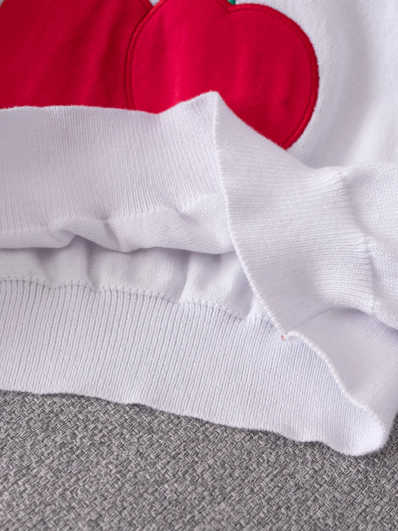 소녀의 귀여운 스타일의 체리 자수 짧은 스웨터 니트 풀오버는 봄, 가을, 겨울의 일상 여가에 적합합니다.