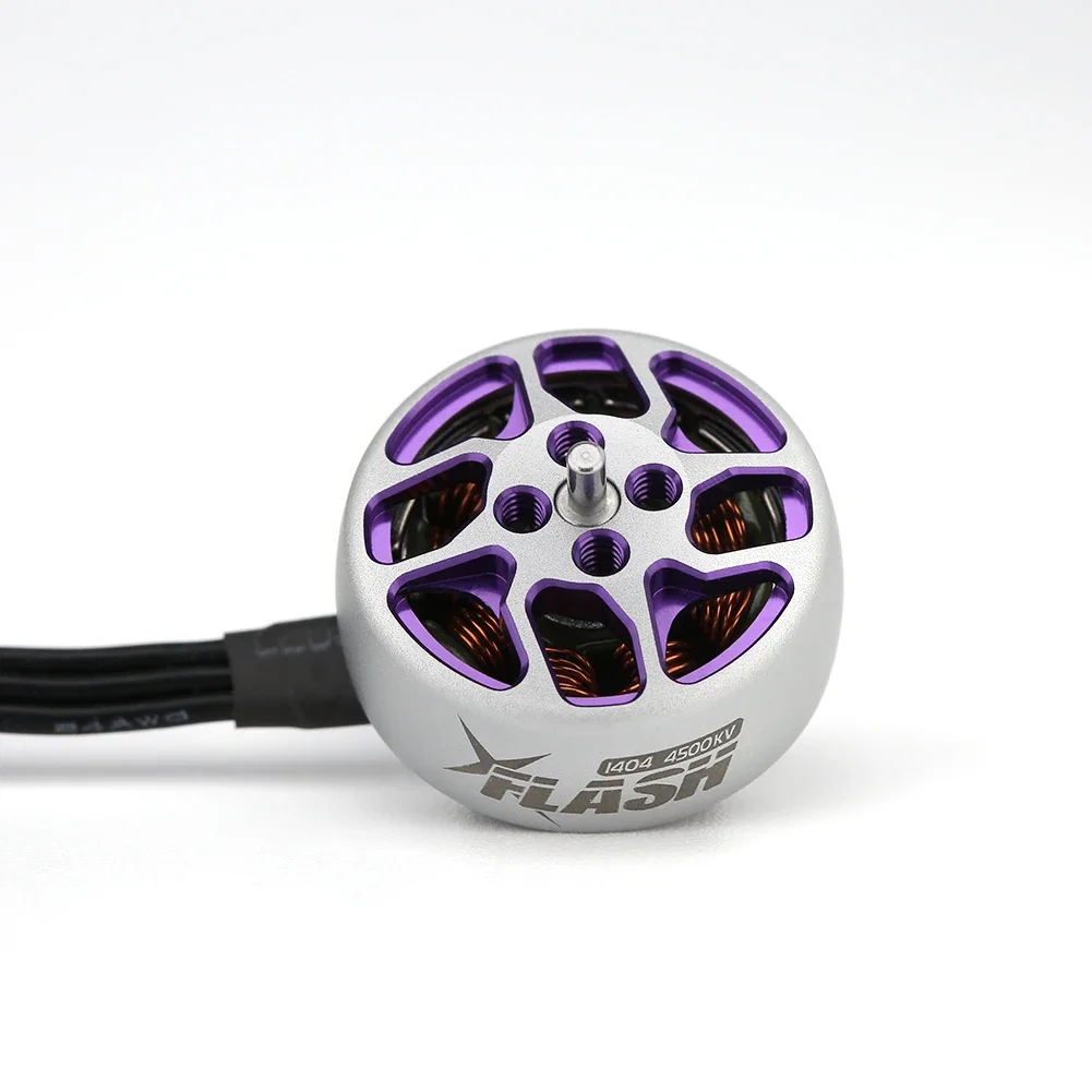 Moteur FlyFishRC Flash 1404 4500KV sur un bras de drone FPV avec vis de fixation