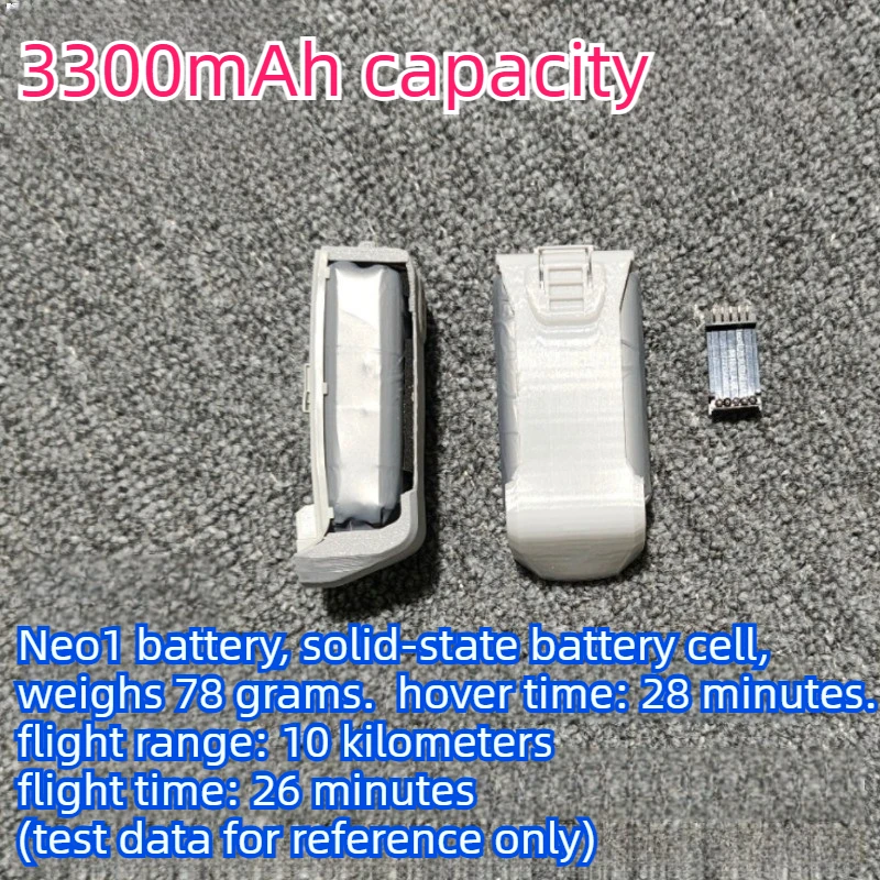 Deux batteries DJI Neo côte à côte, l'une de 3300mAh et l'autre de 3600mAh, pour comparer.