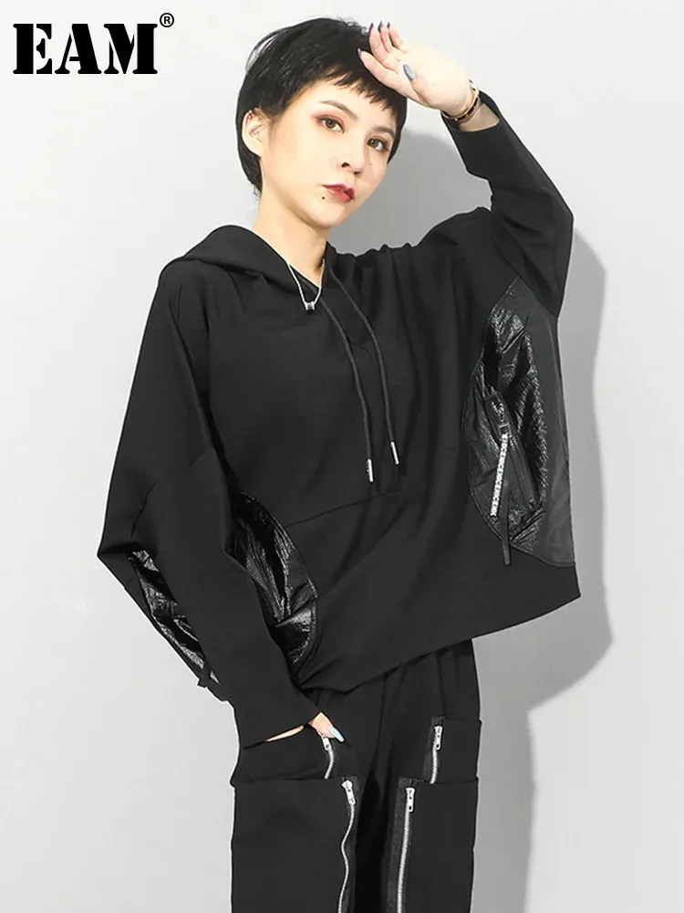 

[EAM] Loose Fit Black Pu Leather Pockets Sweatshirt New Hooded Long Sleeve Women Big Size Fashion Spring Autumn 2023 1DF4737