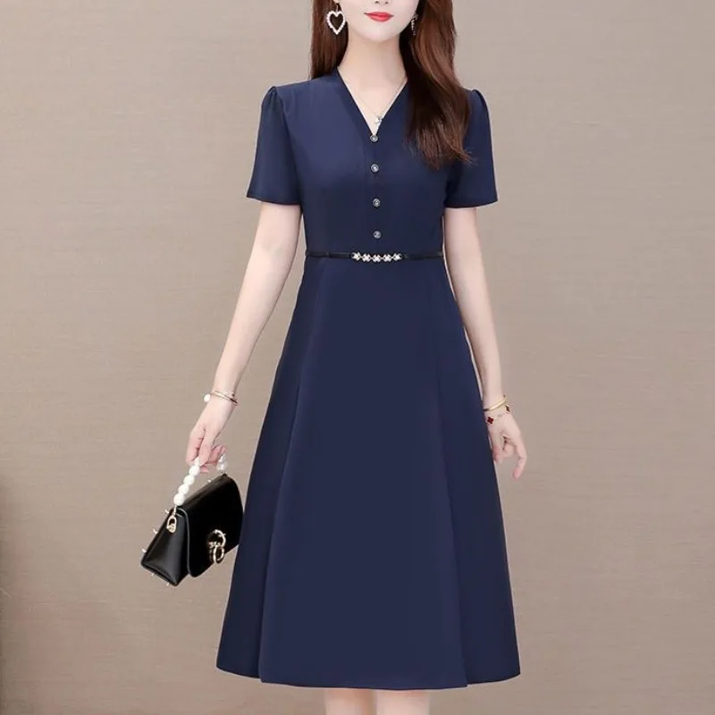 

Summer Women's 2024 New Pullover V-neck Spliced Button Pocket Folds Mid Length Waist Waist Fashionable V-neck Short Sleeve Dress