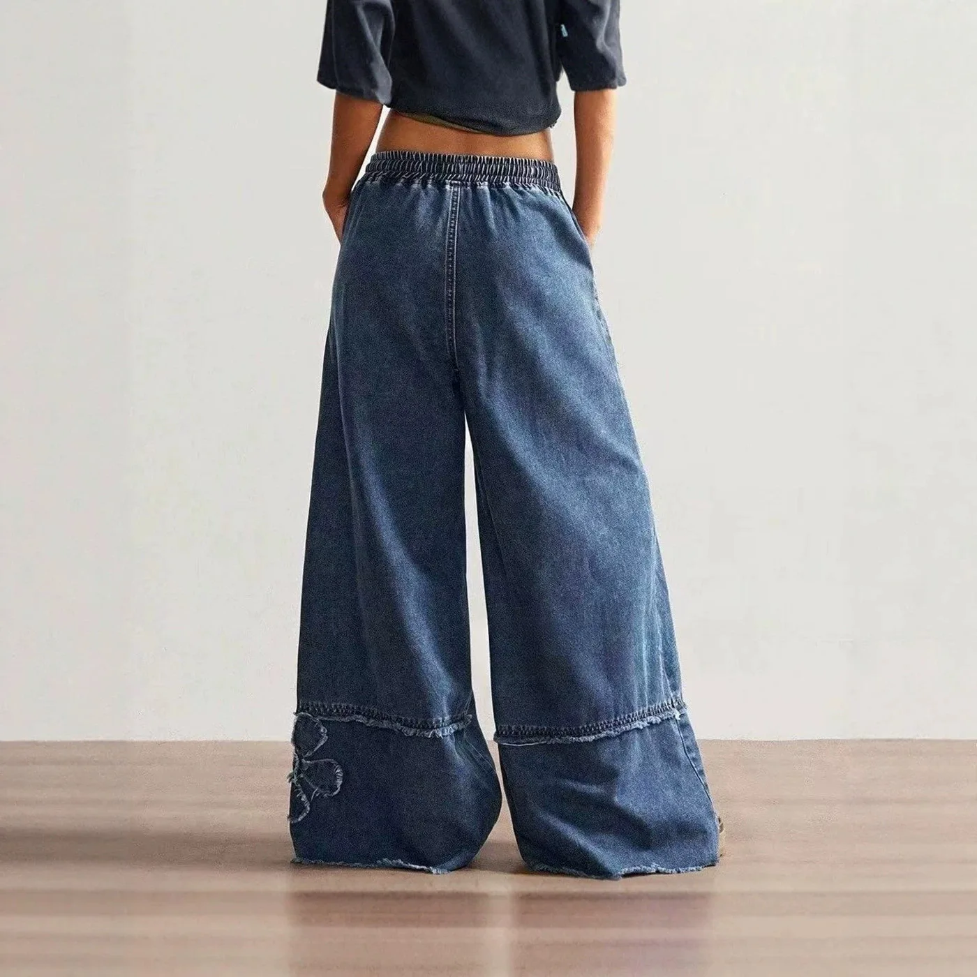 Jean en denim ample à jambe large pour femme, avec cordon de serrage à pampilles, taille élastique, patch brodé, coupe fluide et longueur au sol