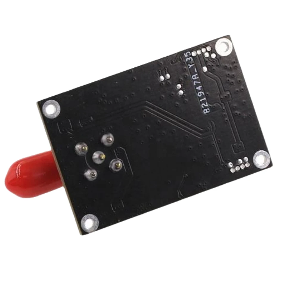 Module GNSS RTK U20 installé sur un drone en vol, capturant des données de positionnement de haute précision.