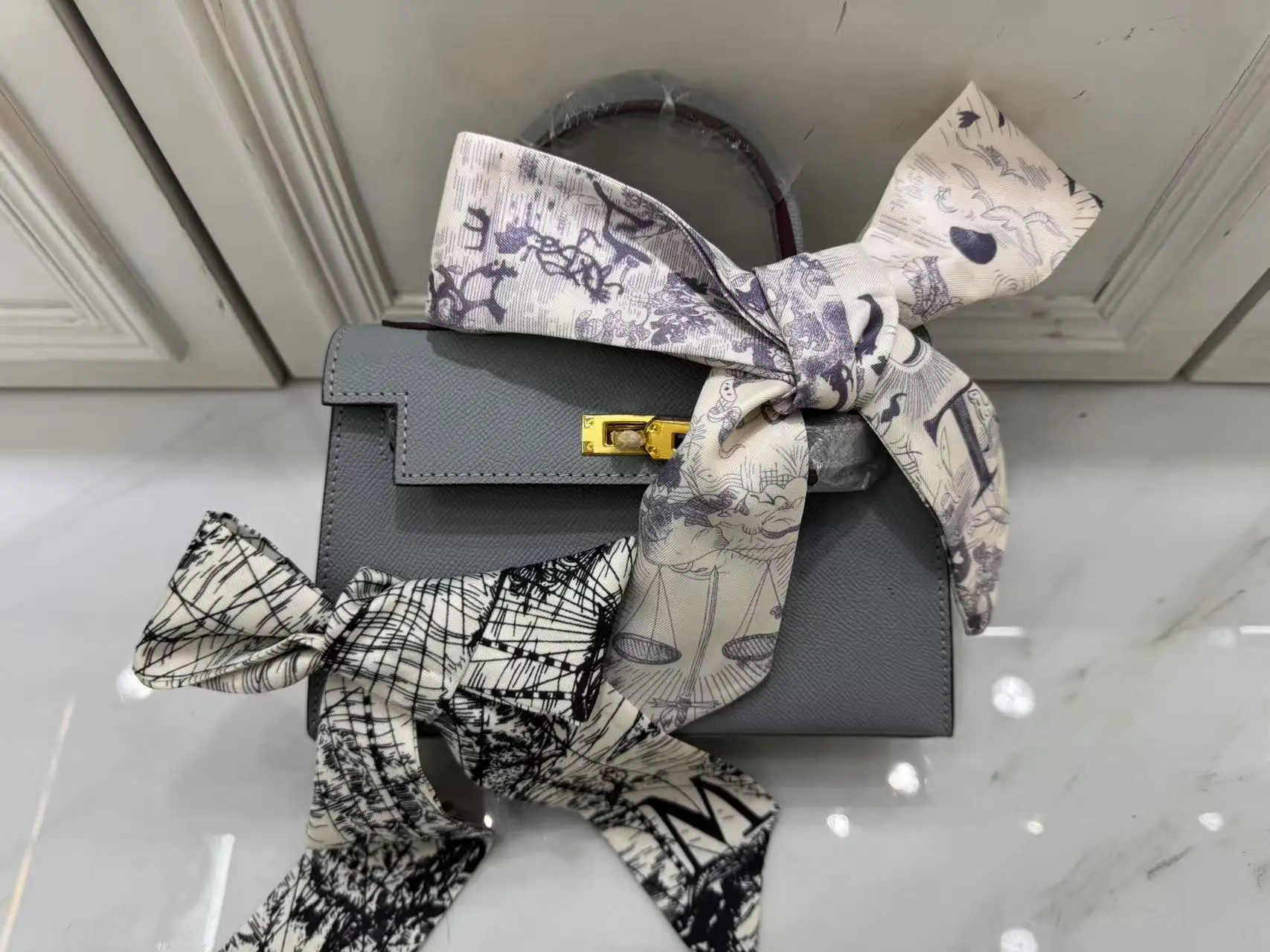 Shoulder bag color options