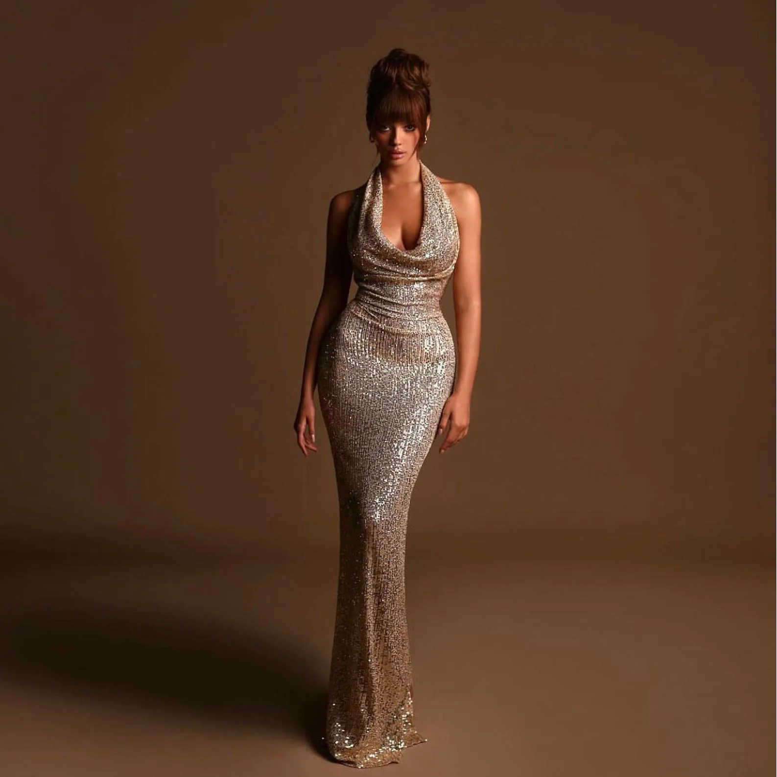 

Charming Sheath Prom Dresses Halter Neck Sleeveless Backless High Slit Floor Length Sequined Pleated Party Evening Gowns