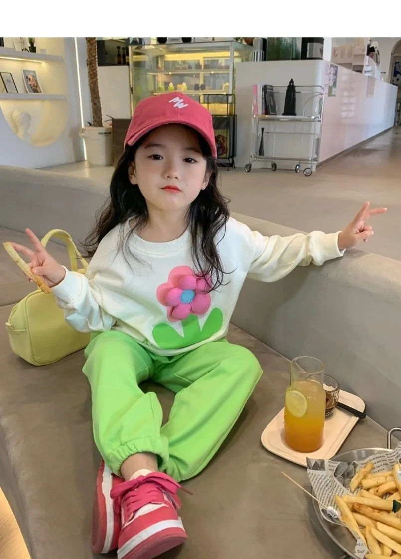 

Комплект из двух предметов: худи с цветочным принтом + шорты и штаны