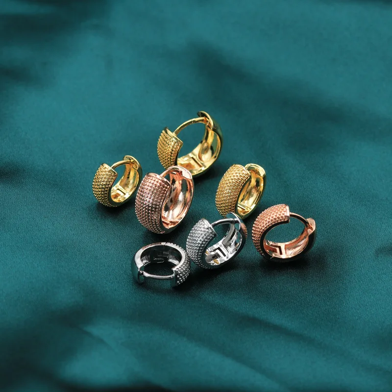

Guemcal 1 Pair Simple Wide-face Dot Pattern Ear Buckle Ear Buckle Fashion Personality Cartilage Earrings Ear Buckle