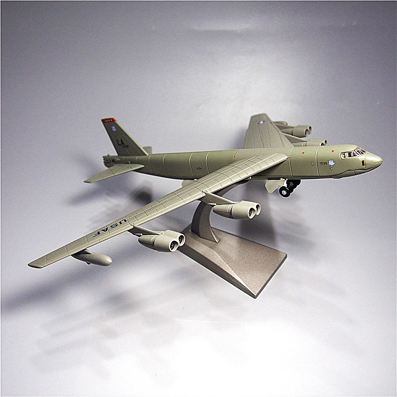 

1/200 Scale Alloy Stratofortress Long-range Strategic Bomber B52 Militarized Combat Aircraft Model Collection Toys Gifts