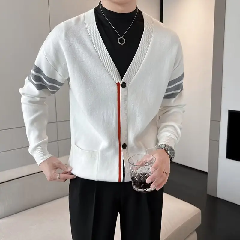 

2023 New Autumn V-neck Cardigan Splice Contrast Color Sweater Men's Plague Lazy Fit Versatile Knitted Sweater Casual Thin Coat