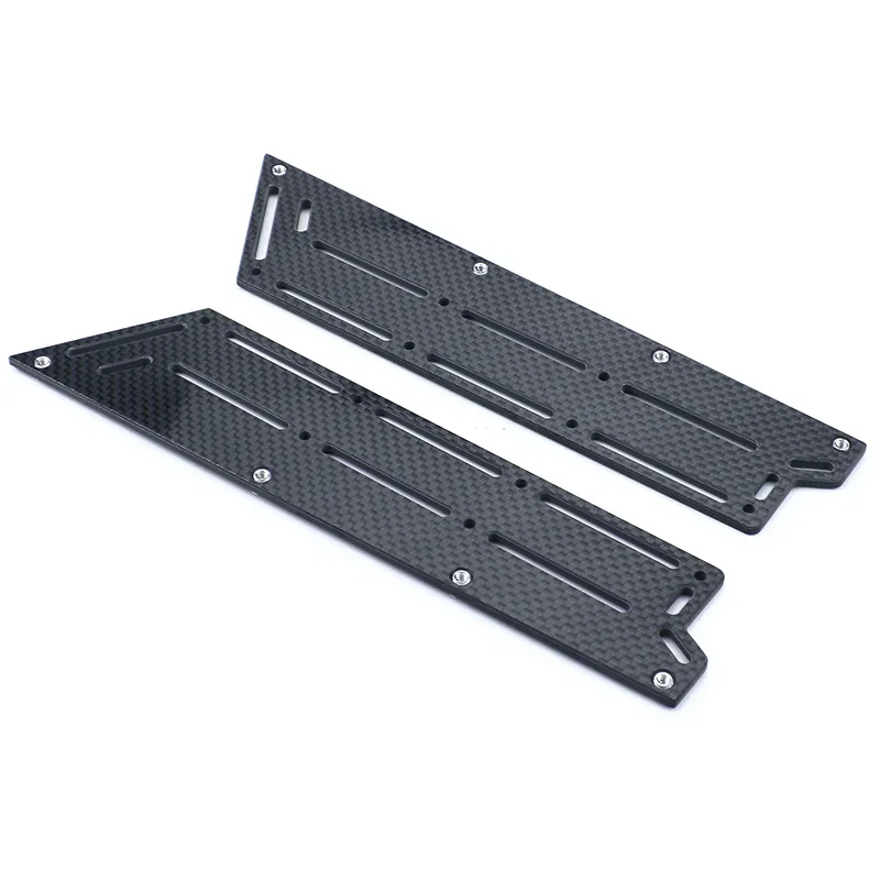 Panneau latéral jupe en fibre de carbone installé sur buggy ARRMA TYPHON 6S, aspect racing.