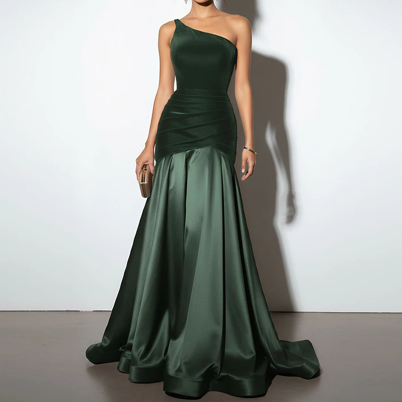 فستان بنفسجي طويل بتصميم كتف واحد وانسدال لامع